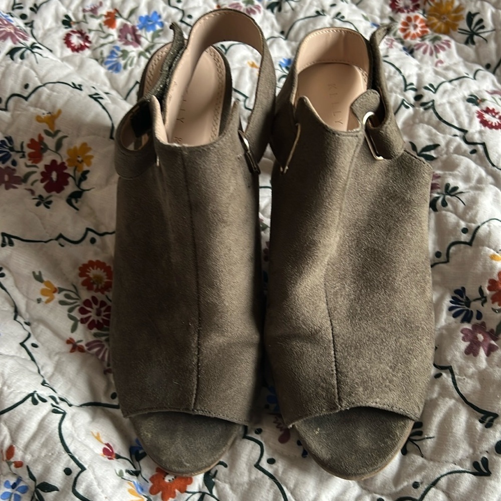 Taupe/ gray neutral color suede sandals with heels size 6.5